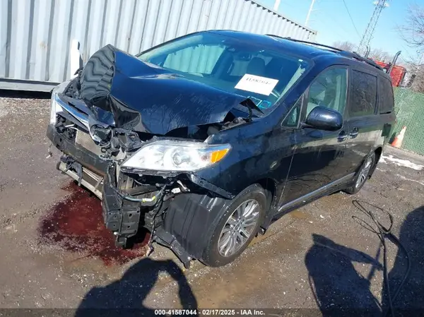 5TDYZ3DC7LS060728 2020 TOYOTA SIENNA - Image 2