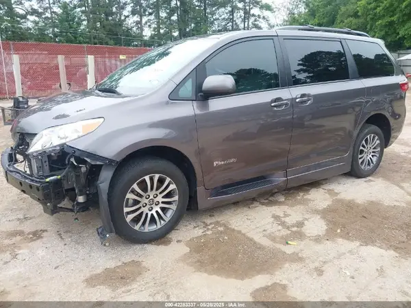 5TDYZ3DC7LS078761 2020 TOYOTA SIENNA - Image 2