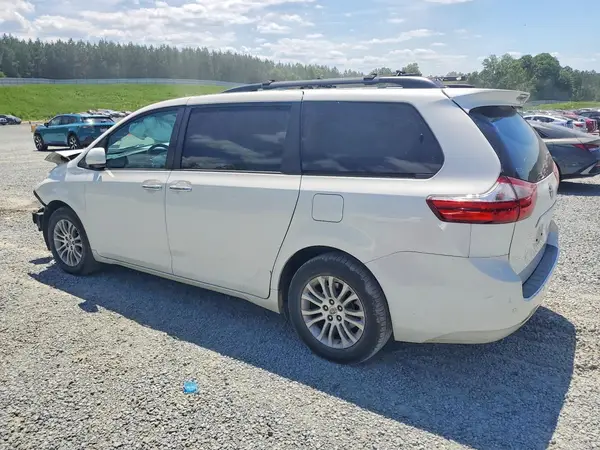 5TDYZ3DC8HS768171 2017 TOYOTA SIENNA - Image 2