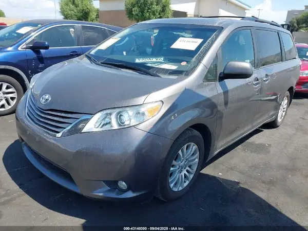 5TDYZ3DC8HS768526 2017 TOYOTA SIENNA - Image 2