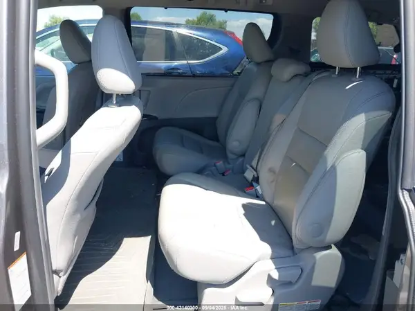 5TDYZ3DC8HS768526 2017 TOYOTA SIENNA - Image 8