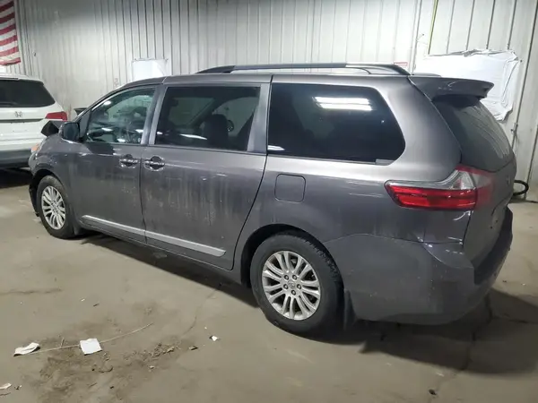 5TDYZ3DC8HS769305 2017 TOYOTA SIENNA - Image 2