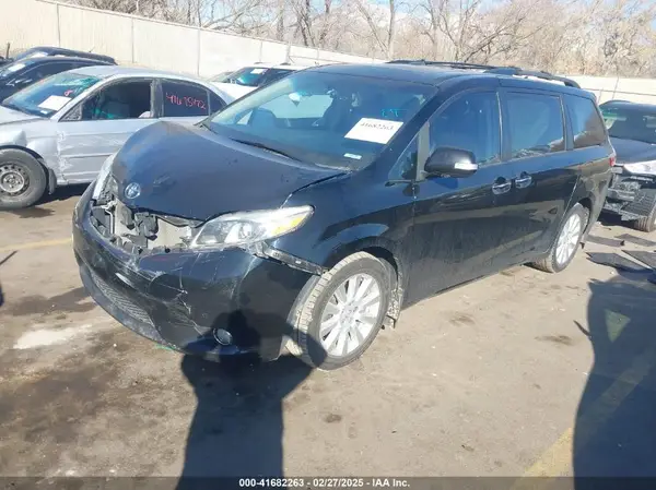 5TDYZ3DC8HS769742 2017 TOYOTA SIENNA - Image 2