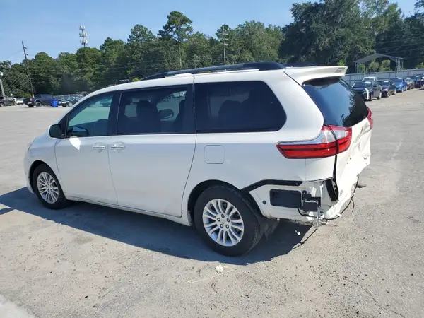 5TDYZ3DC8HS772463 2017 TOYOTA SIENNA - Image 2