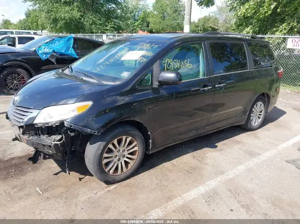 5TDYZ3DC8HS772754 2017 TOYOTA SIENNA - Image 2