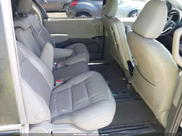5TDYZ3DC8HS772754 2017 TOYOTA SIENNA - Image 8