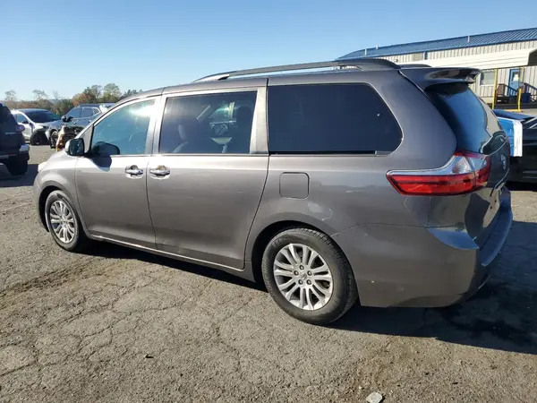 5TDYZ3DC8HS782670 2017 TOYOTA SIENNA - Image 2