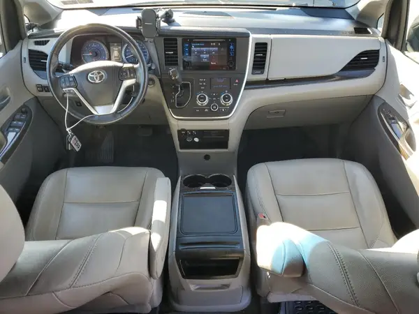 5TDYZ3DC8HS782670 2017 TOYOTA SIENNA - Image 8