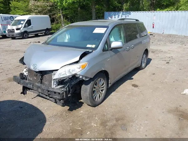 5TDYZ3DC8HS782832 2017 TOYOTA SIENNA - Image 2