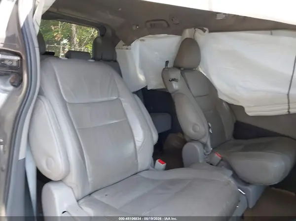 5TDYZ3DC8HS782832 2017 TOYOTA SIENNA - Image 8