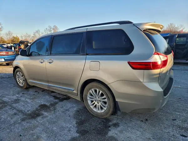 5TDYZ3DC8HS784628 2017 TOYOTA SIENNA - Image 2