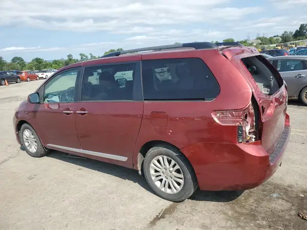 5TDYZ3DC8HS786878 2017 TOYOTA SIENNA - Image 2