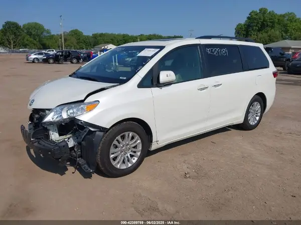 5TDYZ3DC8HS787173 2017 TOYOTA SIENNA - Image 2
