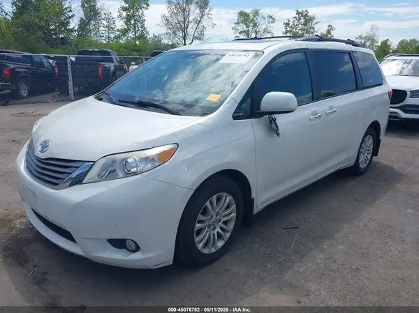 5TDYZ3DC8HS788596 2017 TOYOTA SIENNA - Image 2