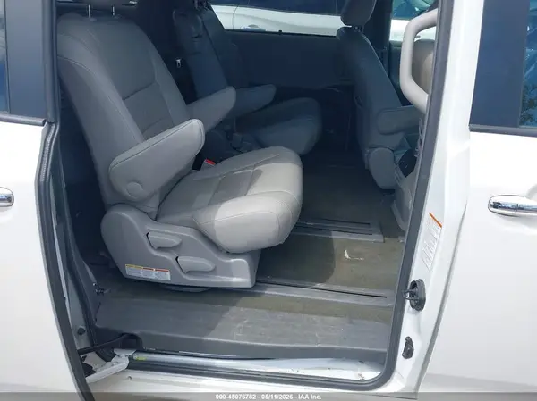 5TDYZ3DC8HS788596 2017 TOYOTA SIENNA - Image 8