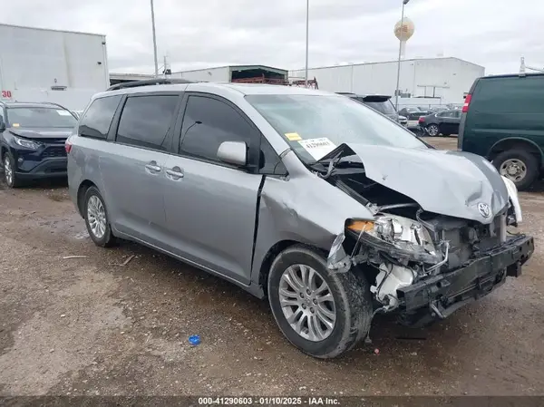 5TDYZ3DC8HS789165 2017 TOYOTA SIENNA - Image 1