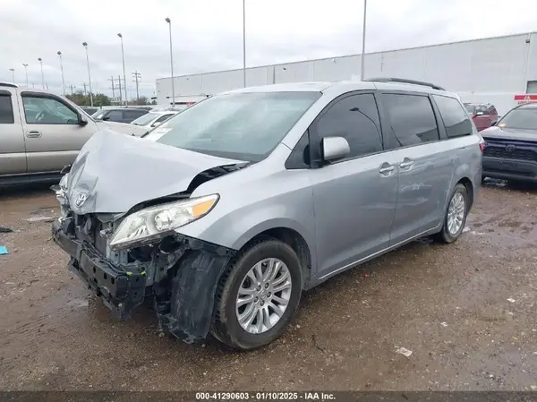 5TDYZ3DC8HS789165 2017 TOYOTA SIENNA - Image 2