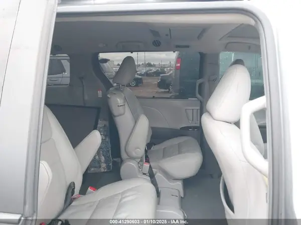 5TDYZ3DC8HS789165 2017 TOYOTA SIENNA - Image 8