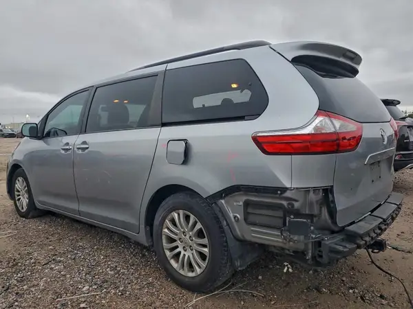 5TDYZ3DC8HS789294 2017 TOYOTA SIENNA - Image 2