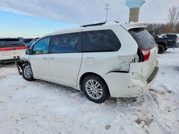 5TDYZ3DC8HS789487 2017 TOYOTA SIENNA - Image 2