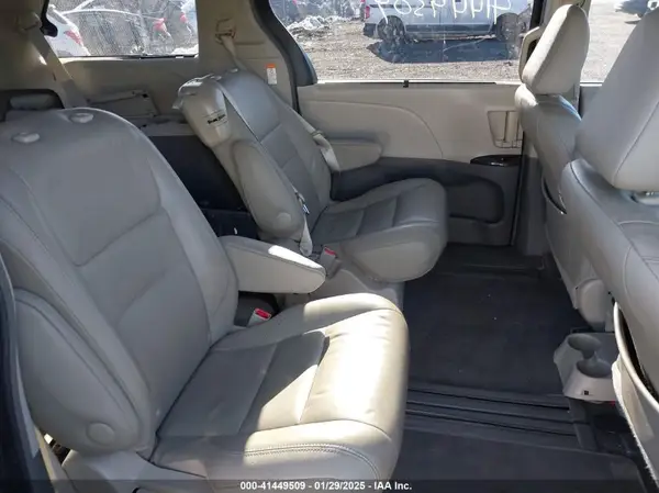5TDYZ3DC8HS790851 2017 TOYOTA SIENNA - Image 8