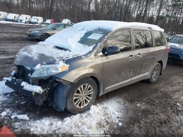 5TDYZ3DC8HS791384 2017 TOYOTA SIENNA - Image 2