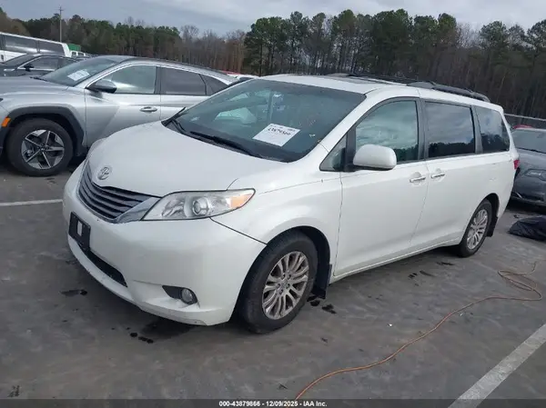 5TDYZ3DC8HS792227 2017 TOYOTA SIENNA - Image 2