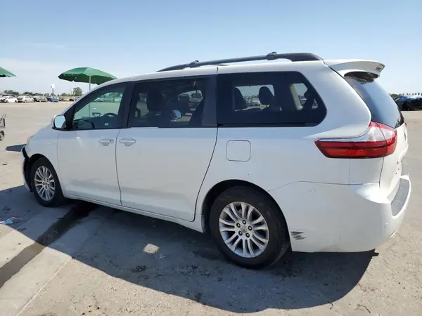 5TDYZ3DC8HS794687 2017 TOYOTA SIENNA - Image 2