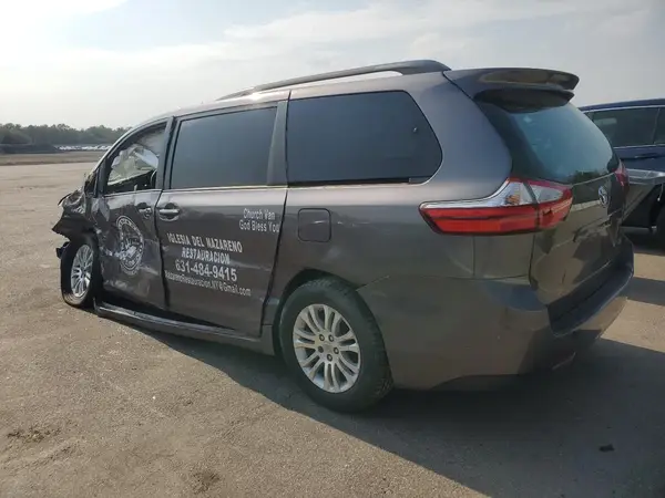 5TDYZ3DC8HS795841 2017 TOYOTA SIENNA - Image 2
