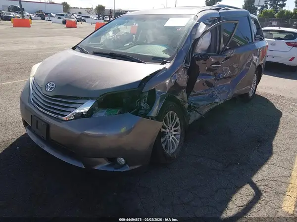 5TDYZ3DC8HS799260 2017 TOYOTA SIENNA - Image 2