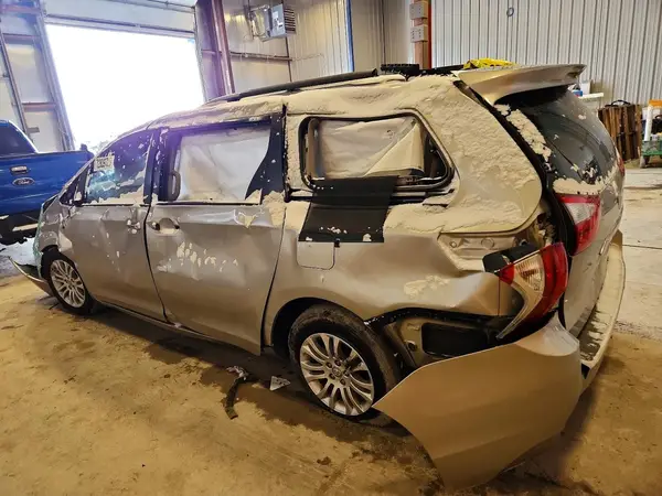 5TDYZ3DC8HS800911 2017 TOYOTA SIENNA - Image 2