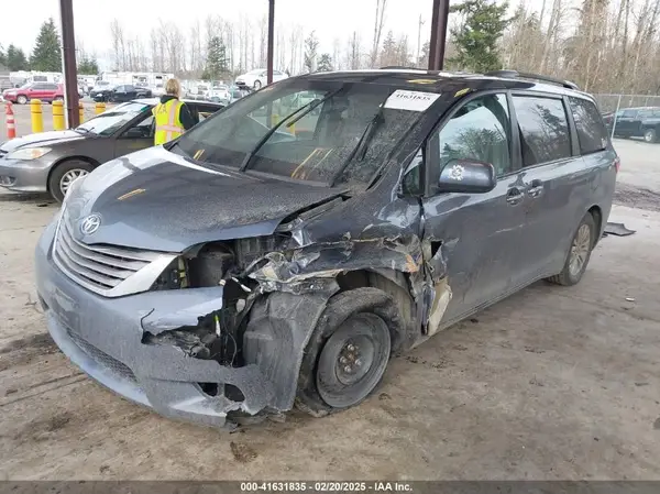 5TDYZ3DC8HS801928 2017 TOYOTA SIENNA - Image 2