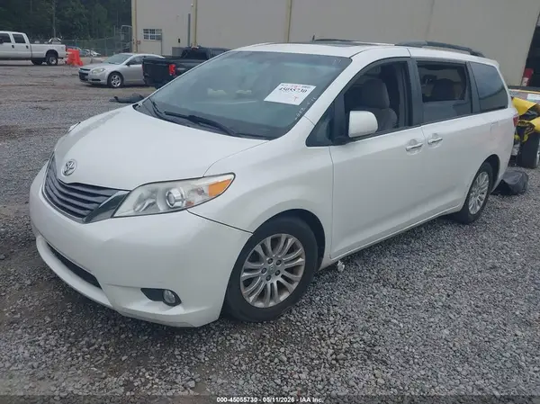 5TDYZ3DC8HS806806 2017 TOYOTA SIENNA - Image 2
