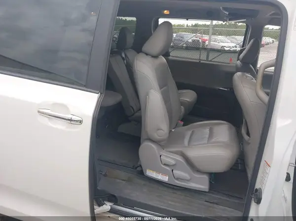5TDYZ3DC8HS806806 2017 TOYOTA SIENNA - Image 8