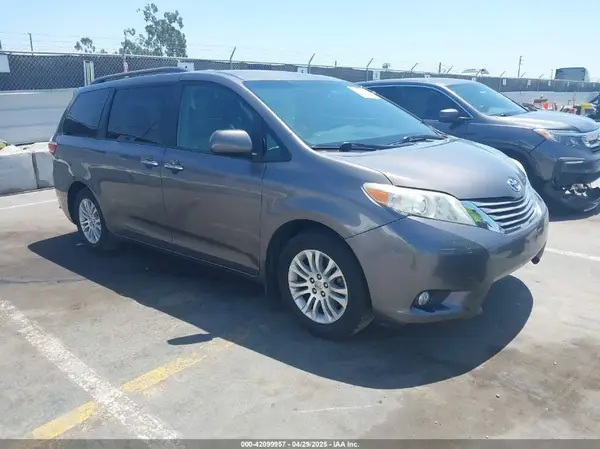 5TDYZ3DC8HS808376 2017 TOYOTA SIENNA - Image 1