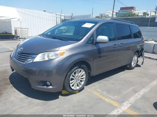 5TDYZ3DC8HS808376 2017 TOYOTA SIENNA - Image 2