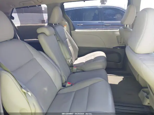 5TDYZ3DC8HS808376 2017 TOYOTA SIENNA - Image 8
