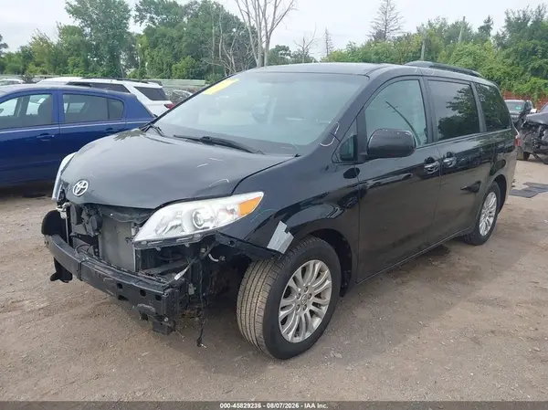 5TDYZ3DC8HS811956 2017 TOYOTA SIENNA - Image 2