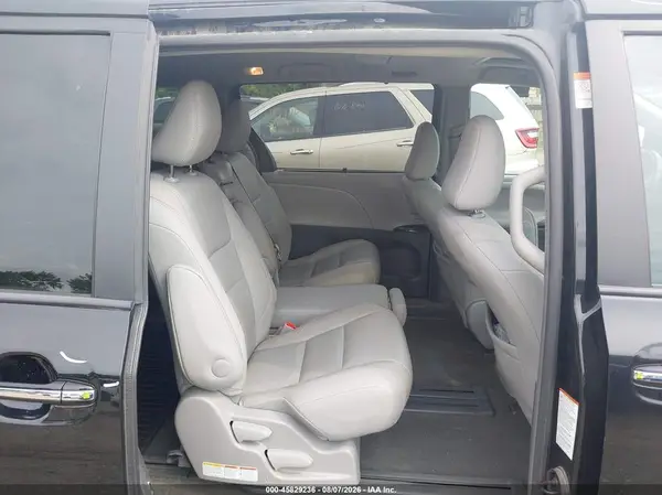 5TDYZ3DC8HS811956 2017 TOYOTA SIENNA - Image 8