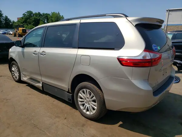 5TDYZ3DC8HS812511 2017 TOYOTA SIENNA - Image 2