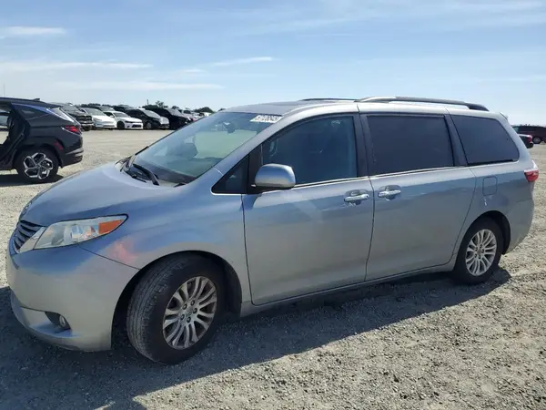 5TDYZ3DC8HS814856 2017 TOYOTA SIENNA - Image 1