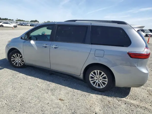 5TDYZ3DC8HS814856 2017 TOYOTA SIENNA - Image 2