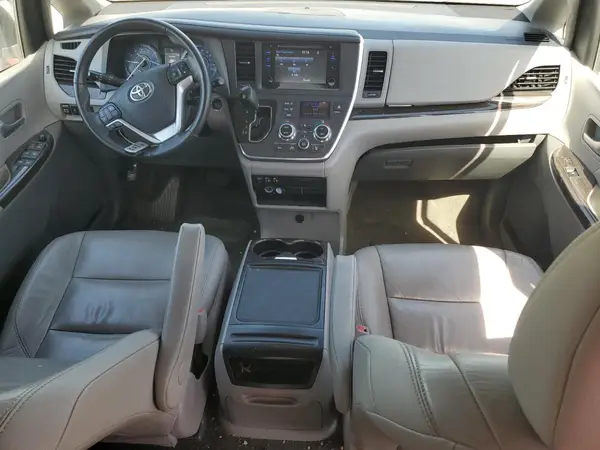 5TDYZ3DC8HS814856 2017 TOYOTA SIENNA - Image 8