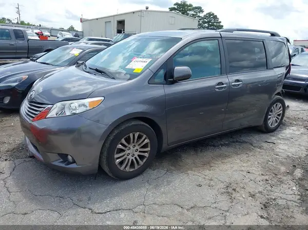 5TDYZ3DC8HS815182 2017 TOYOTA SIENNA - Image 2