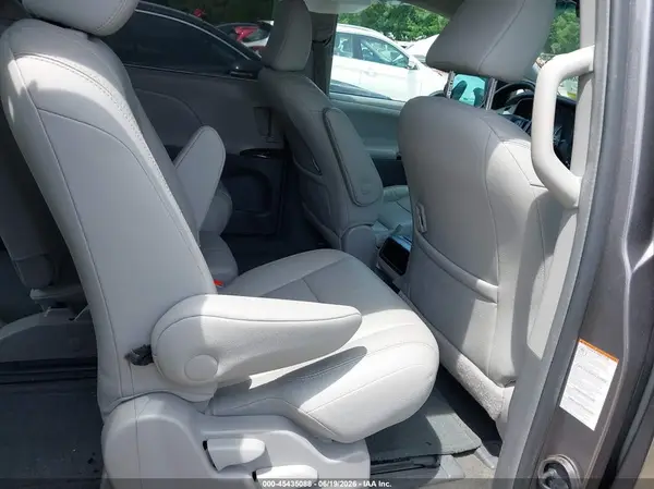 5TDYZ3DC8HS815182 2017 TOYOTA SIENNA - Image 8