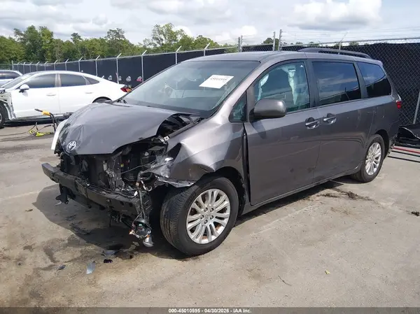 5TDYZ3DC8HS815585 2017 TOYOTA SIENNA - Image 2