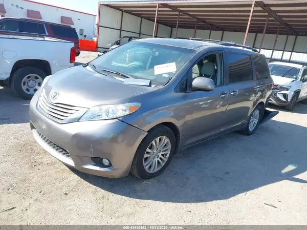 5TDYZ3DC8HS819149 2017 TOYOTA SIENNA - Image 2