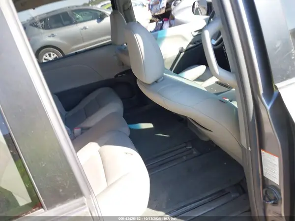 5TDYZ3DC8HS819149 2017 TOYOTA SIENNA - Image 8