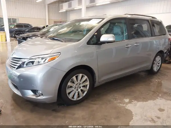 5TDYZ3DC8HS819930 2017 TOYOTA SIENNA - Image 2