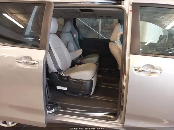 5TDYZ3DC8HS819930 2017 TOYOTA SIENNA - Image 8